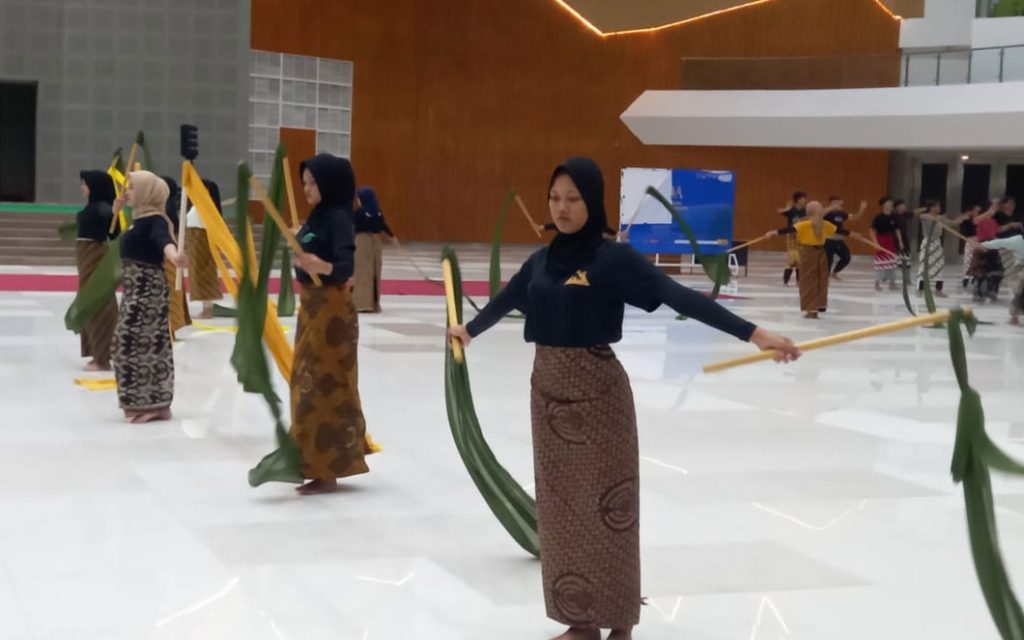 Pentas Tari "Raditya Mencerahkan Semesta" dalam Pembukaan Muktamar Melibatkan 300 Penari CirebonMU