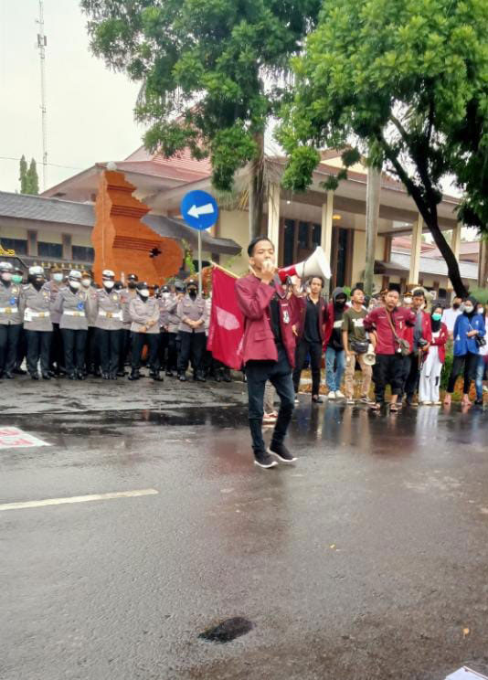 Ditengah Guyuran Hujan, Kader IMM Gelar Aksi Tolak Kenaikan Harga BBM CirebonMU