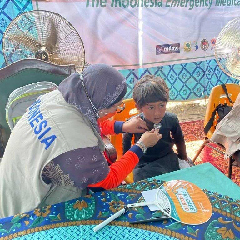 EMT Muhammadiyah Layani Warga Terdampak Banjir Pakistan, Fokus Pemeriksaan Kesehatan Penyintas Wanita dan Anak CirebonMU