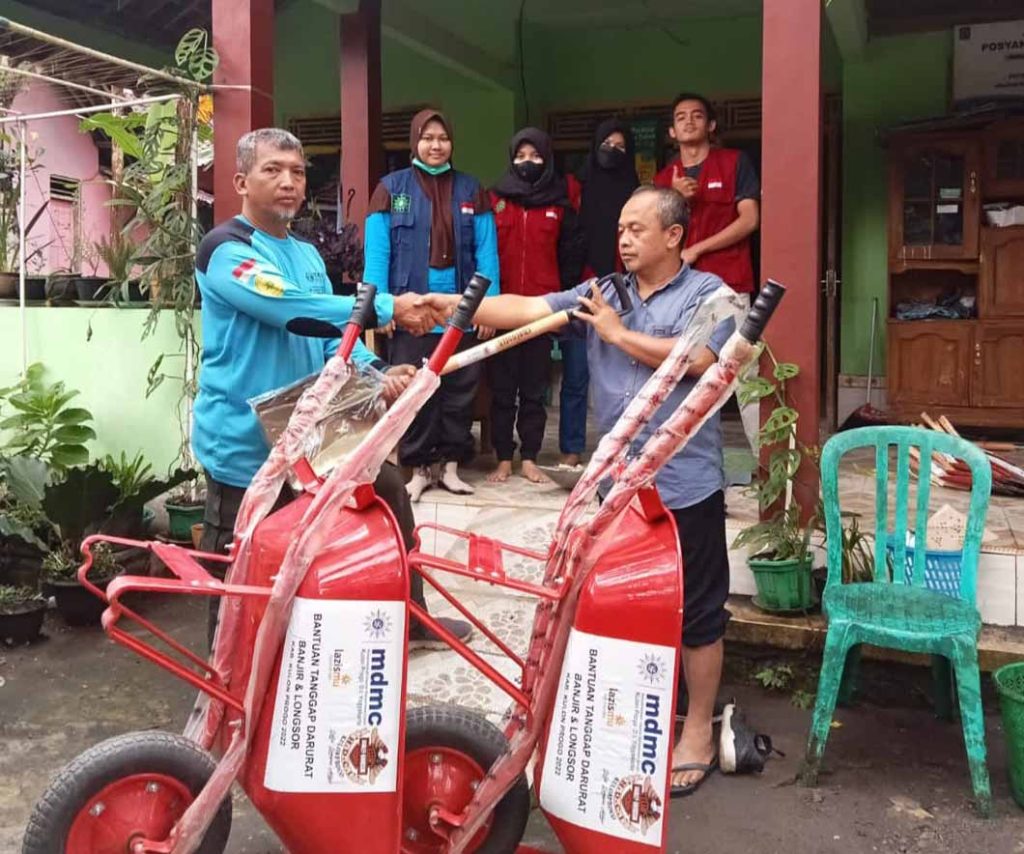 Respon Tanggap Darurat, MDMC Bersama KOKAM Dan Relawan Muhammadiyah Bantu Warga Kulonprogo CirebonMU