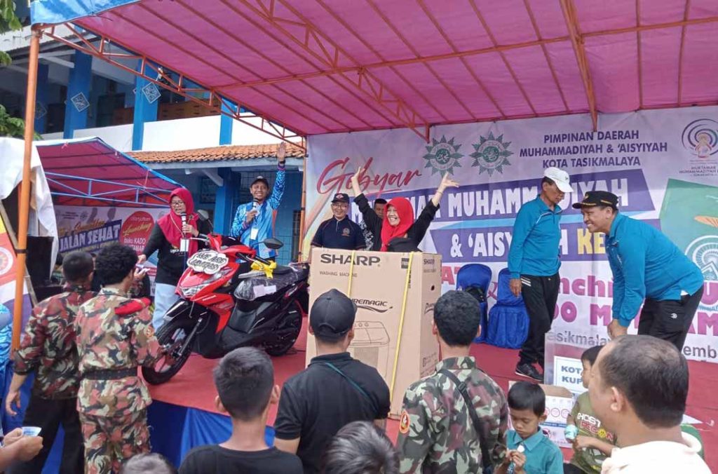 Gebyar Muktamar, PDM Kota Tasikmalaya  Gelar Jalan Sehat Dan Launching Buku Kado Muktamar CirebonMU