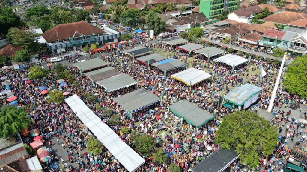 Puluhan Ribu Warga Muhammadiyah Bantul Ikuti Jalan Sehat Semarak Muktamar 48 CirebonMU