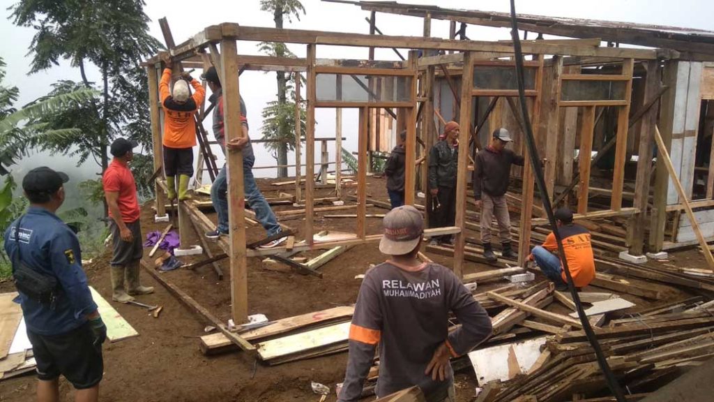 Relawan Muhammadiyah Brebes Bantu Warga Terdampak Tanah Bergerak CirebonMU