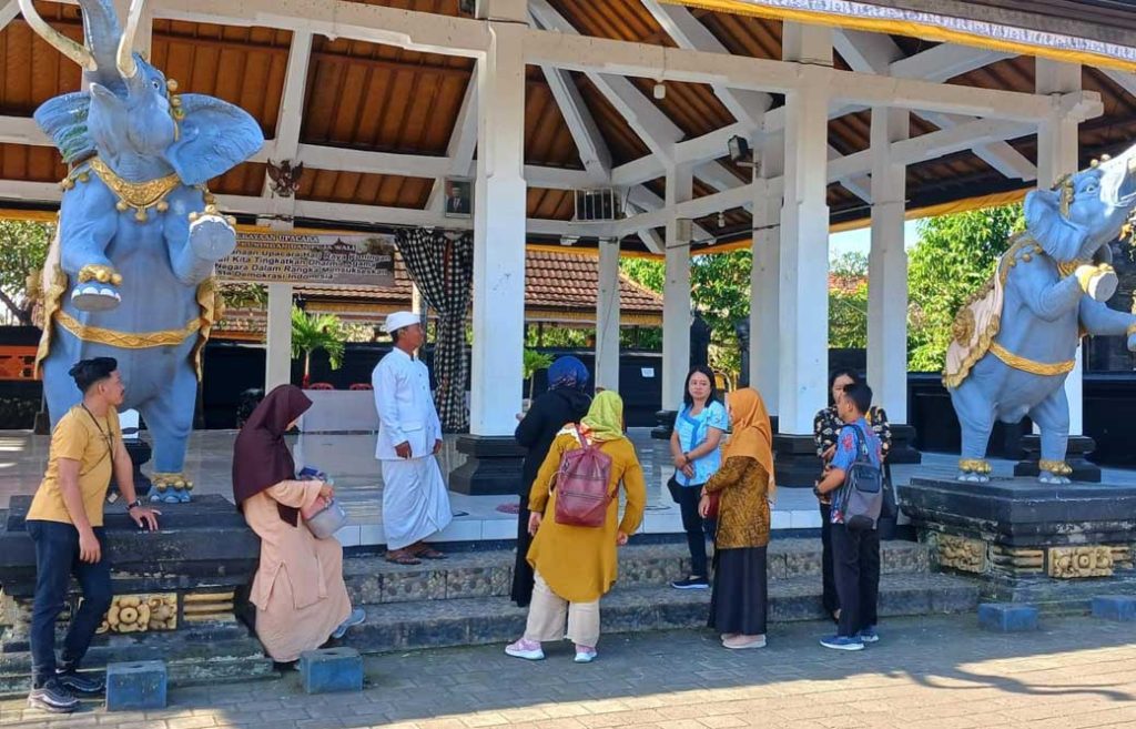Eco Bhinneka Muhammadiyah Kunjungi Pura Terbesar di Banyuwangi CirebonMU
