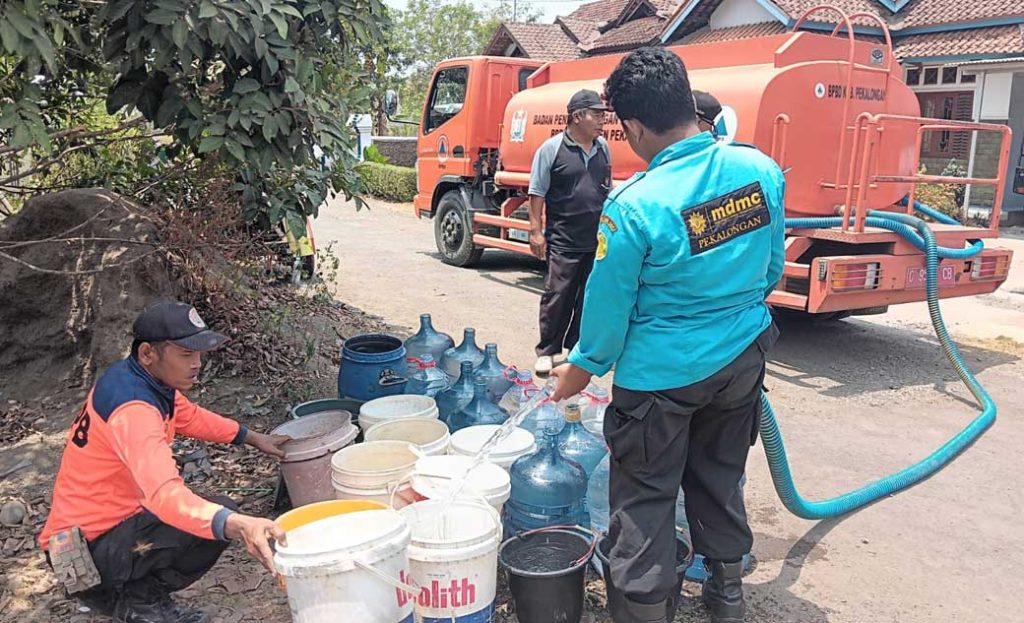 Bantu Masyarakat Terdampak Kekeringan, Muhammadiyah Pekalongan Distribusikan Air Bersih CirebonMU