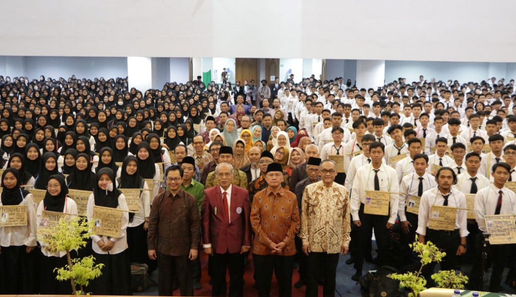 UM Bandung Gelar PESONAMU, 1.700 Mahasiswa Baru Dikukuhkan CirebonMU