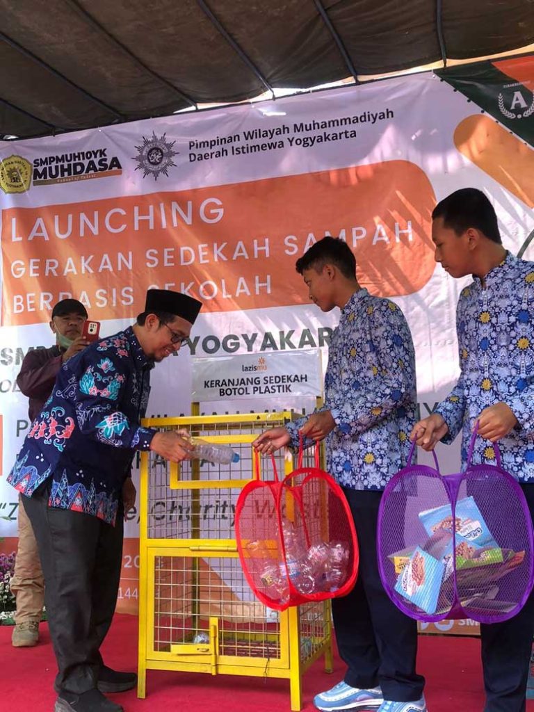 Kembangkan Dakwah, LDK PWM DIY Launching Gerakan Sedekah Sampah Berbasis AUM CirebonMU