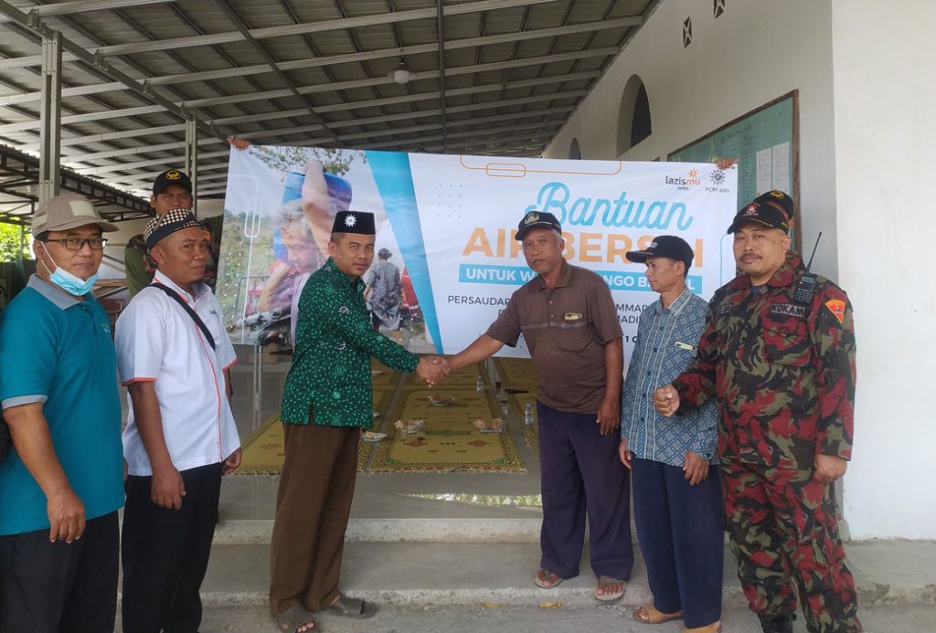 Menguatkan Persaudaraan, Cabang Muhammadiyah Salurkan Bantuan Air Bersih CirebonMU