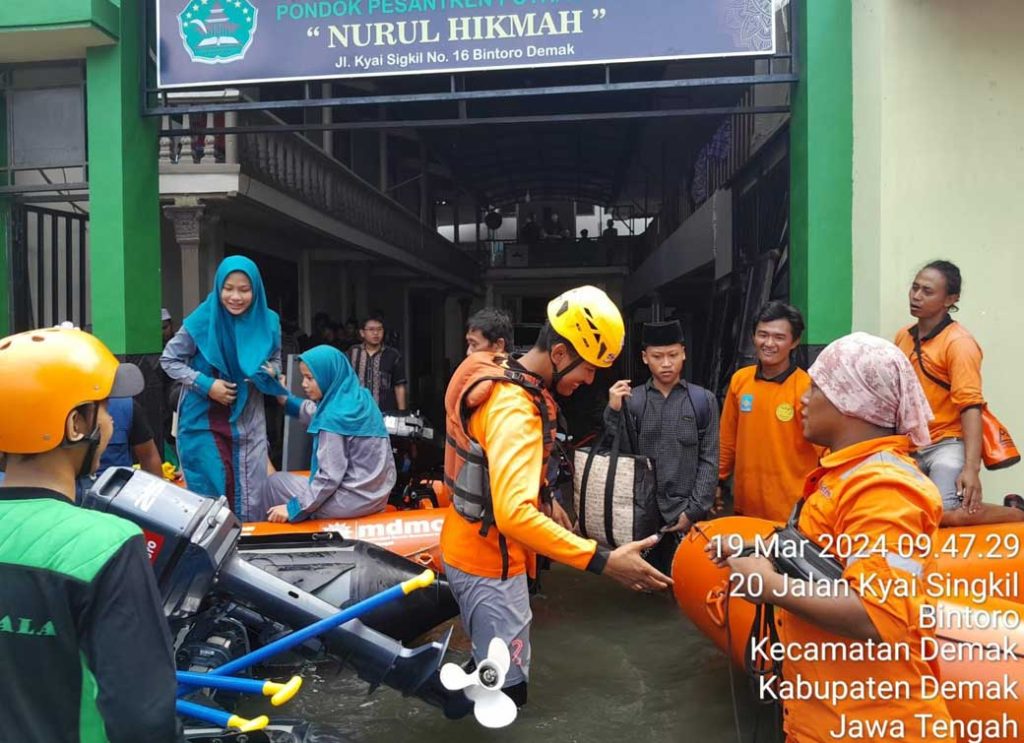 MDMC Fokus Bantu Evakuasi dan Layanan Dapur Umum Untuk Bantu Korban Banjir Demak CirebonMU