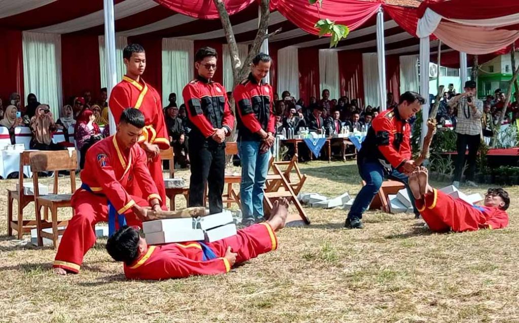 Aksi Pesilat Tapak Suci Pukau Peserta Upacara Peringatan HUT RI ke-79 PDM Kab. Cirebon CirebonMU