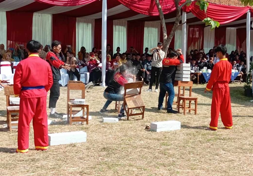 Aksi Pesilat Tapak Suci Pukau Peserta Upacara Peringatan HUT RI ke-79 PDM Kab. Cirebon CirebonMU