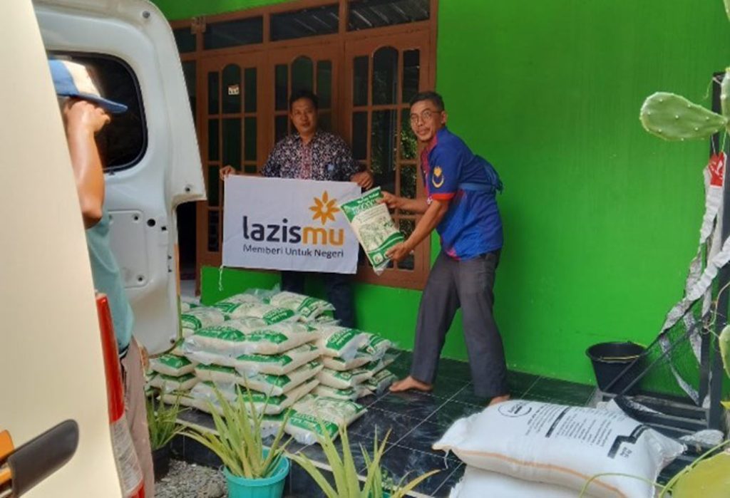 Lazismu Serahkan Bantuan Save Our School dan Kemanusiaan Sebesar Rp 100 juta CirebonMU