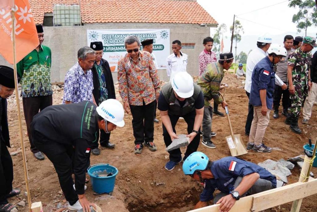 Runtuh Pasca Gempa, Lazismu dan PWM Jawa Barat Lakukan Peletakan Batu Pertama SMP 3 Muhammadiyah Kertasari CirebonMU