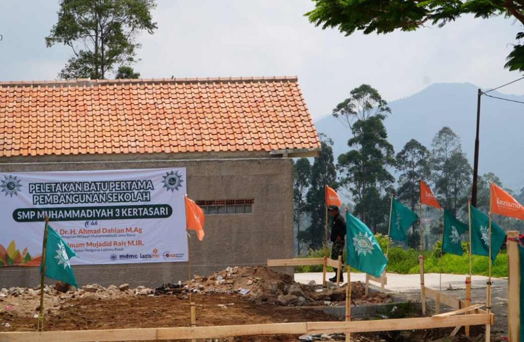 Runtuh Pasca Gempa, Lazismu dan PWM Jawa Barat Lakukan Peletakan Batu Pertama SMP 3 Muhammadiyah Kertasari CirebonMU