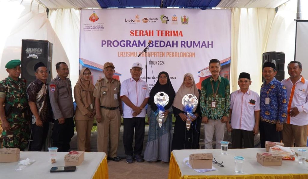 Peringati Milad Muhammadiyah ke-112, Lazismu Pekalongan Serahkan Bantuan Relokasi Rumah Korban Banjir CirebonMU