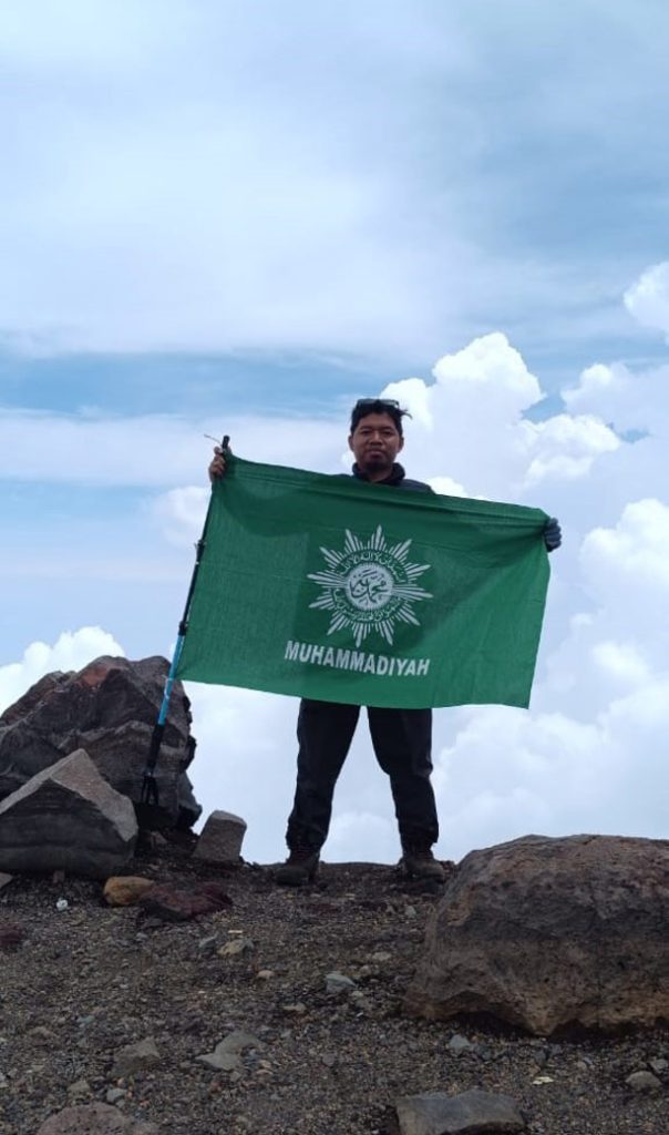 Milad Muhammadiyah ke-112, PCM Belik Kibarkan Bendera Muhammadiyah di Puncak Gunung Slamet CirebonMU